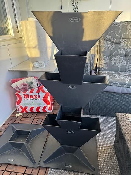 Hozelock pyramidformade planteringskärl plast svart