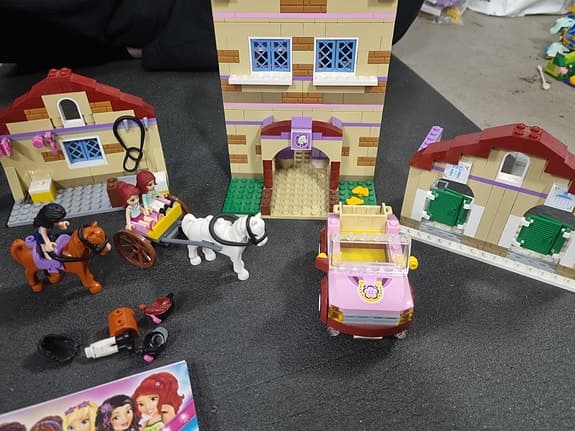 LEGO Friends lekset med stall och hästar