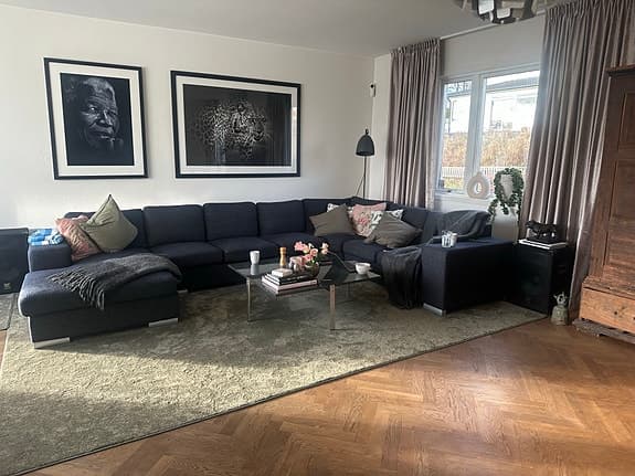 Matta, gardiner och kuddar till salu