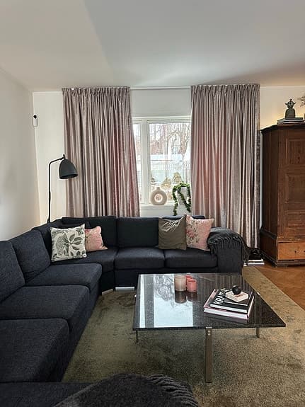 Matta, gardiner och kuddar till salu