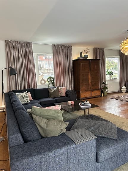 Matta, gardiner och kuddar till salu