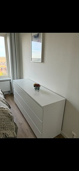 Byrå och hylla vit förvaring