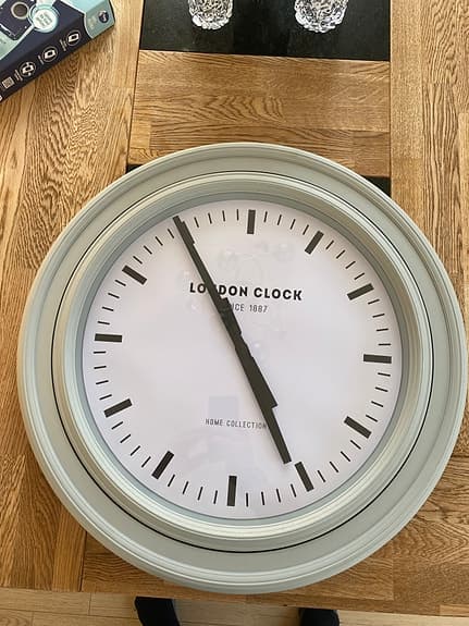 London Clock väggklocka grå / vit