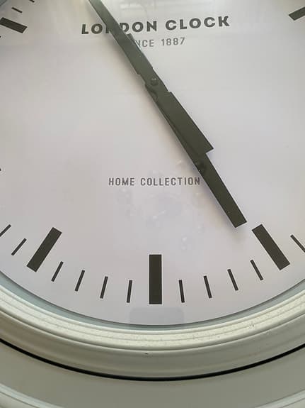 London Clock väggklocka grå / vit