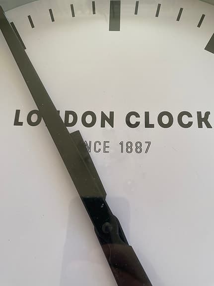 London Clock väggklocka grå / vit
