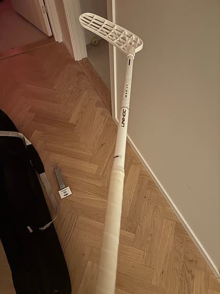 Unihoc innebandyklubba vit, plus ett svart fodral från unihoc