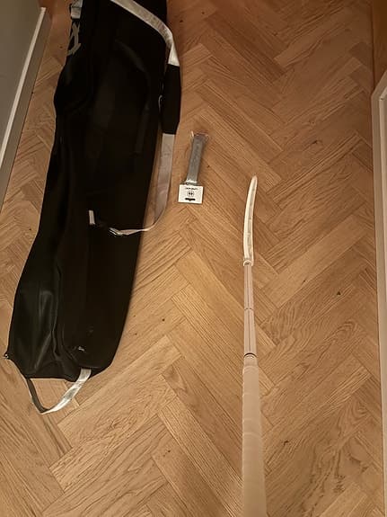 Unihoc innebandyklubba vit, plus ett svart fodral från unihoc