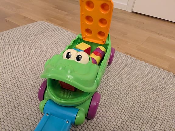 Fisher-Price leksakskrokodil med byggklossar