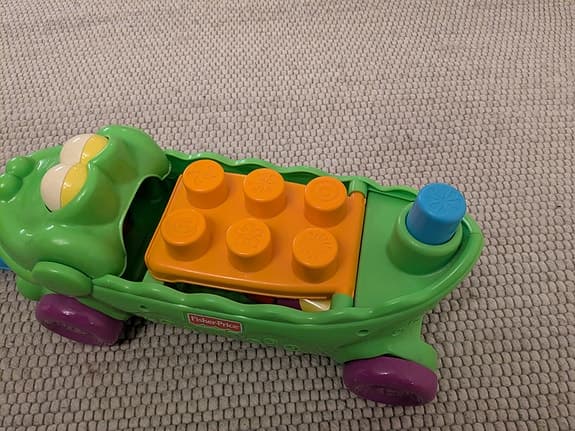 Fisher-Price leksakskrokodil med byggklossar
