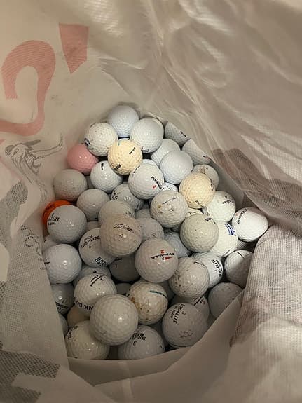 Runt 100st blandade skitbollar i olika märken