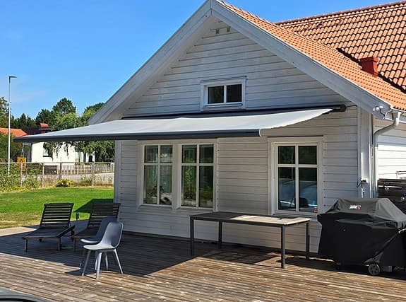 🌟 Nästan ny terrassmarkis 585 cm – helkassett + vind/sol‑automatik 🌟