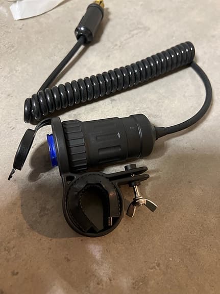 USB-laddare styrefäste med spiral-kabel svart
