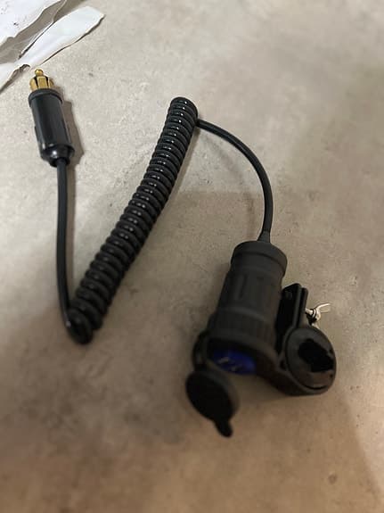 USB-laddare styrefäste med spiral-kabel svart