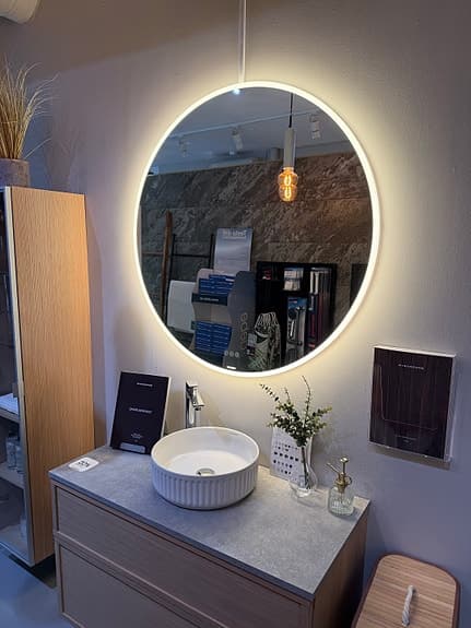 Svedbergs runt badrumsspegel med LED-belysning