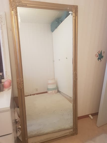 En  stor gul  spegel