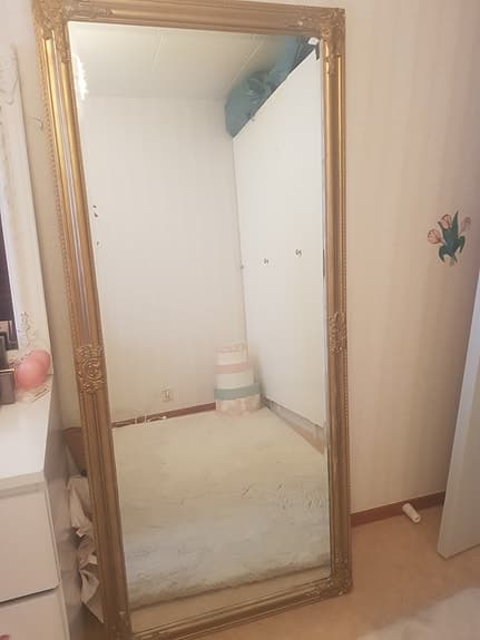 En  stor gul  spegel