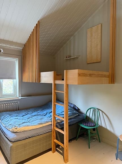Loftsäng i trä med stege och sidoskydd