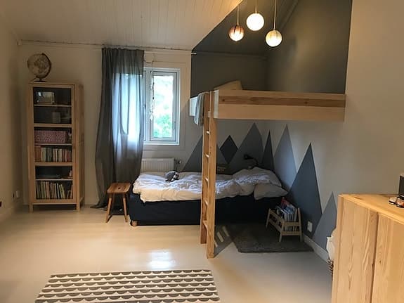 Loftsäng i trä med stege och sidoskydd