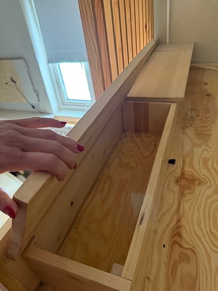Loftsäng i trä med stege och sidoskydd