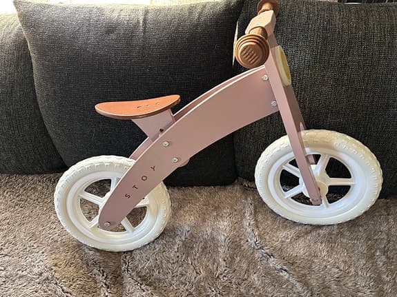 Balanscykel 12" rosa trä med vita hjul