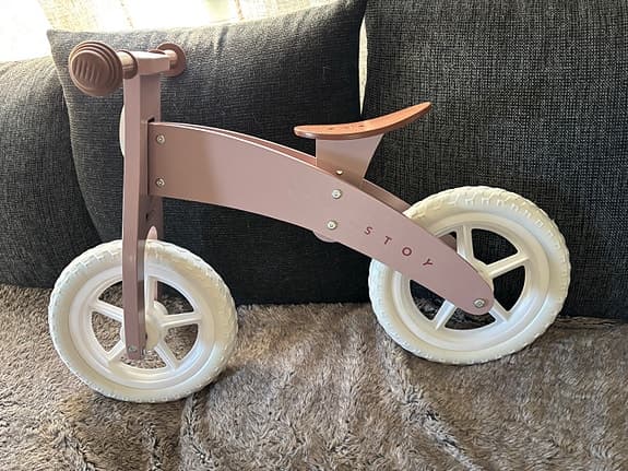 Balanscykel 12" rosa trä med vita hjul