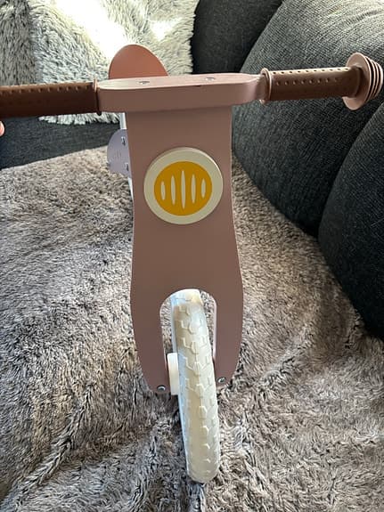 Balanscykel 12" rosa trä med vita hjul