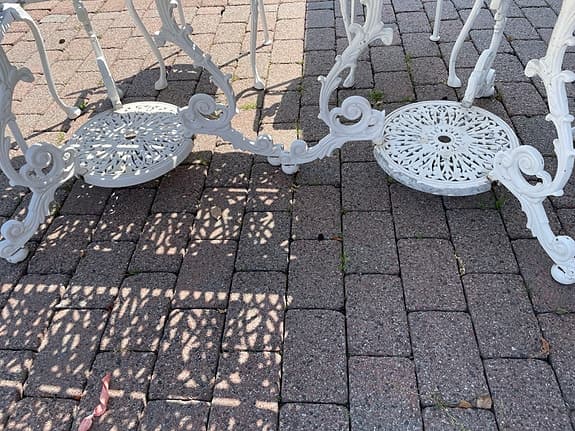 Trädgårdsgrupp gjutjärn, bord och stolar i vitt.