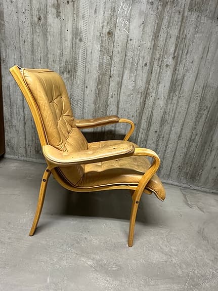 Två skinnfåtöljer, böjd trä patina