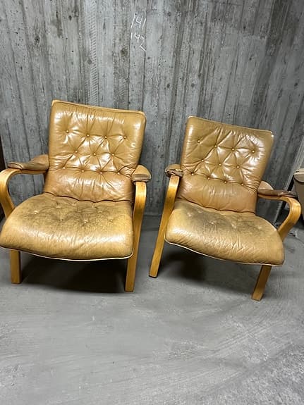 Två skinnfåtöljer, böjd trä patina