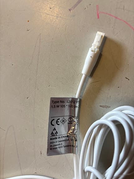 Ikea lampa till bokhylla