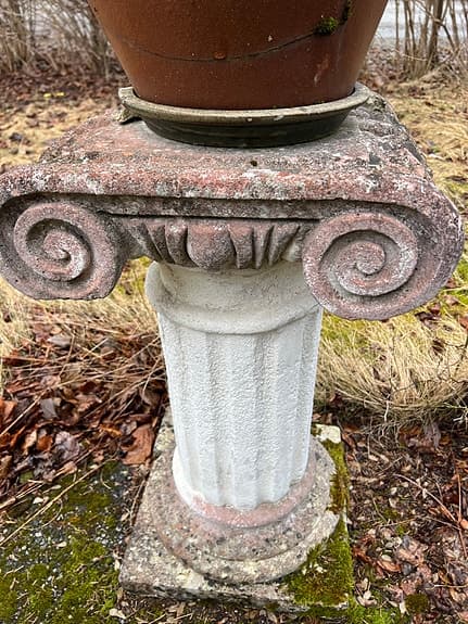 Två Klassiska gedigna piedestaler i form av pelare betong för trädgård