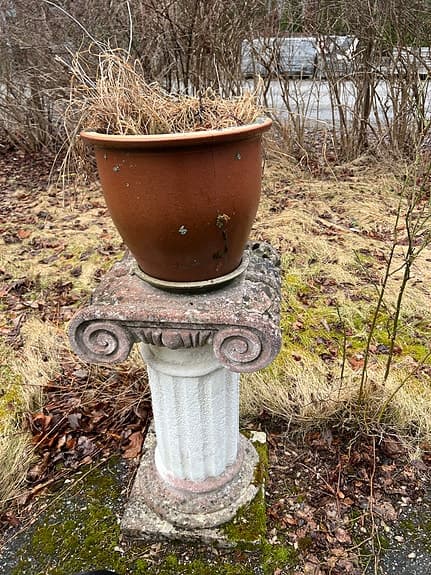 Två Klassiska gedigna piedestaler i form av pelare betong för trädgård