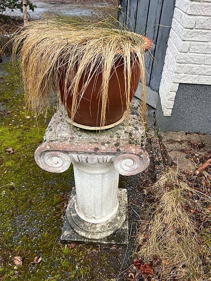Två Klassiska gedigna piedestaler i form av pelare betong för trädgård