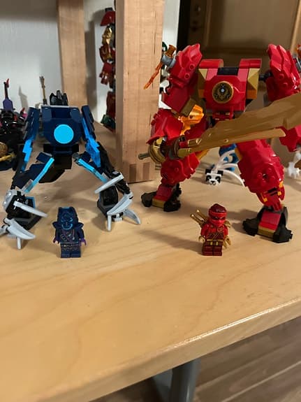 Lego Ninjago byggset med robotar och minifigurer