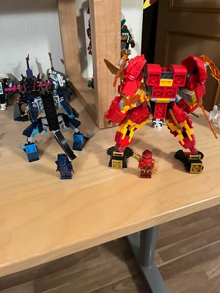 Lego Ninjago byggset med robotar och minifigurer