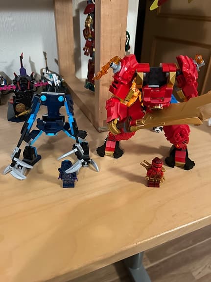 Lego Ninjago byggset med robotar och minifigurer