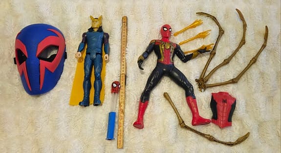 Masken Spiderman + Loki + Spiderman figurer + PEZ dispenser godis