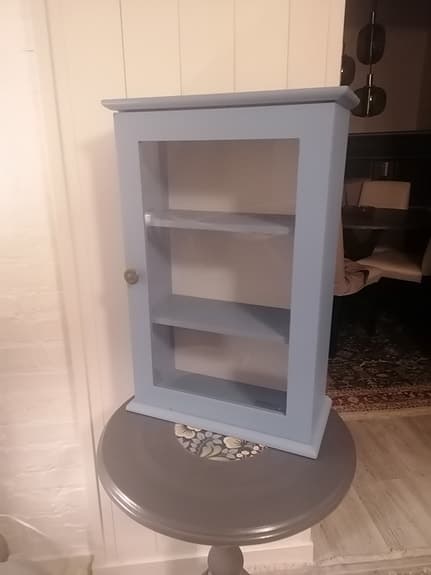 Litet skåp med glasdörr