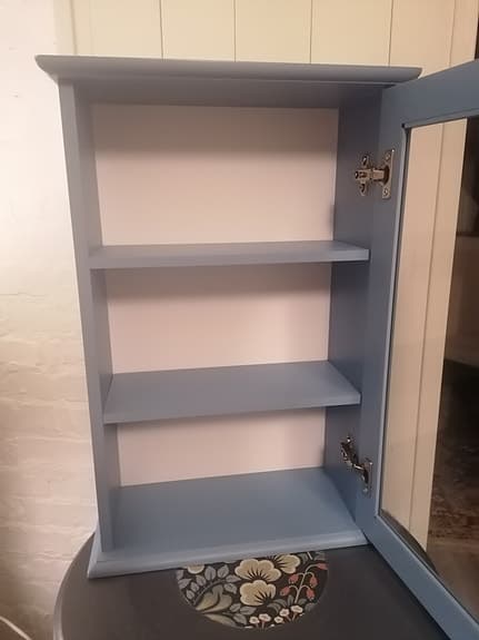 Litet skåp med glasdörr