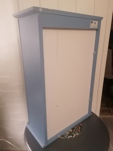 Litet skåp med glasdörr