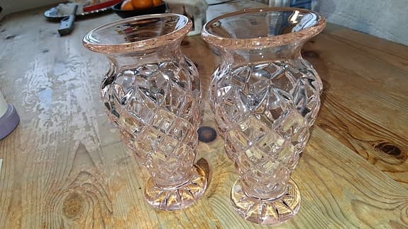 2 stycken vaser i rosa glas.