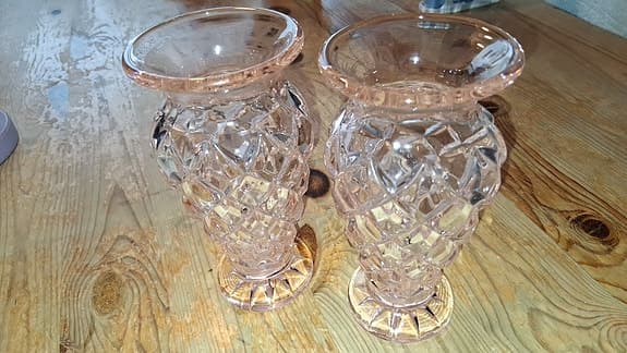 2 stycken vaser i rosa glas.