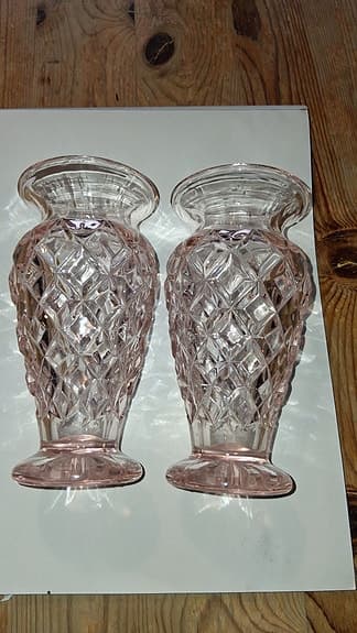 2 stycken vaser i rosa glas.