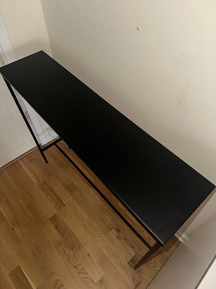 Avlastningsbord i svart metal