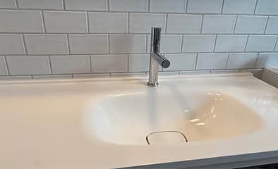 Tvättställ Vedum Flow Top Solid White 1500x525 – inkl. kran