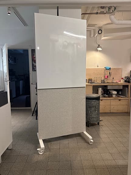 IKEA MITTZON rumsavdelare med whiteboard och textil grå på hjul