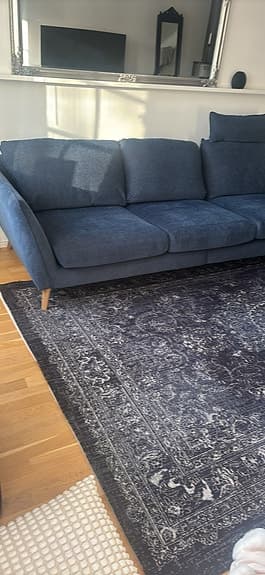 Soffa 4 sits Madison