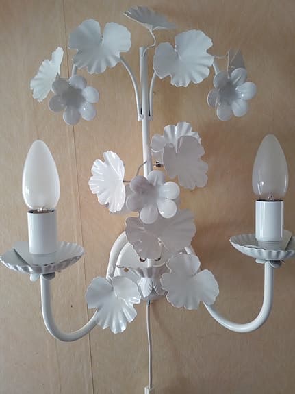Vägglampa metall vit med bladdekor och två ljus