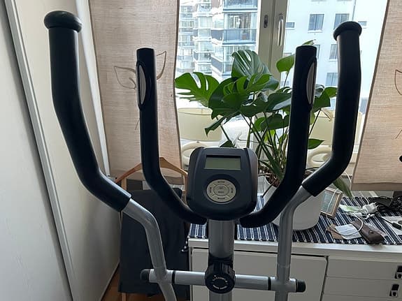 Crosstrainer med display grå svart