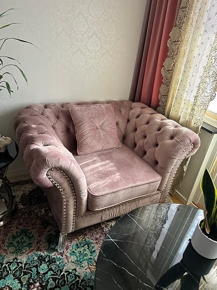 Elegant rosa sammetssoffgrupp i chesterfield-stil